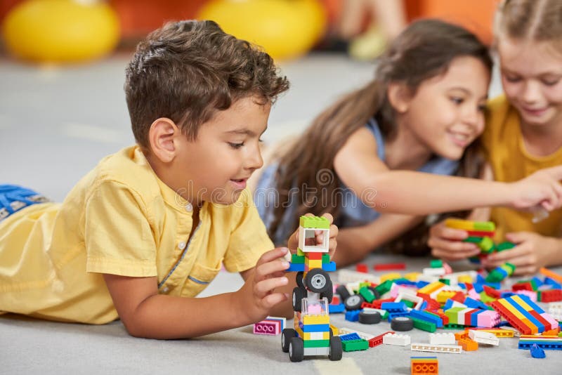 Crianças Brincando Com Comida Plástica Na Creche. Imagem de Stock - Imagem  de divertimento, infância: 172690763