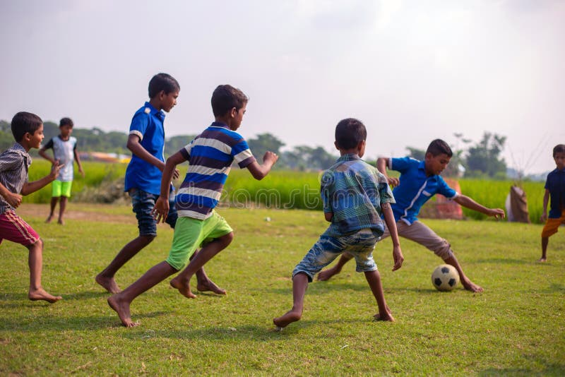 Crianças Jogando Kanamachi Um Jogo Tradicional Popular Em Bangladesh E Nos  Estados Indianos Durante O Tempo Livre. Imagem Editorial - Imagem de  amigos, divertimento: 246714705