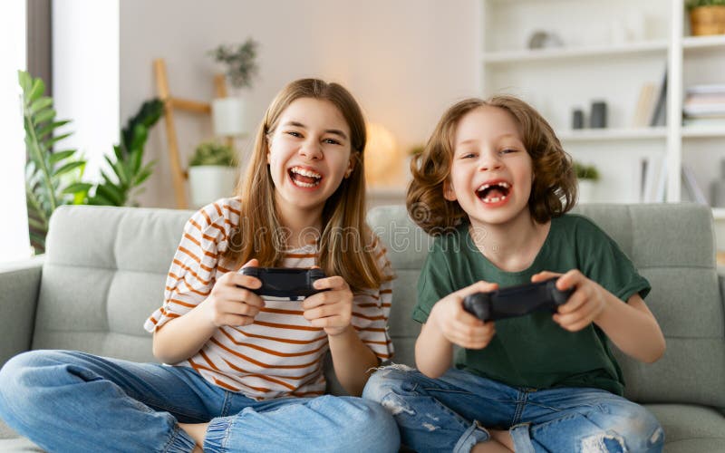 Pessoas Jogando Videogame E Se Divertindo Em Casa Imagem de Stock