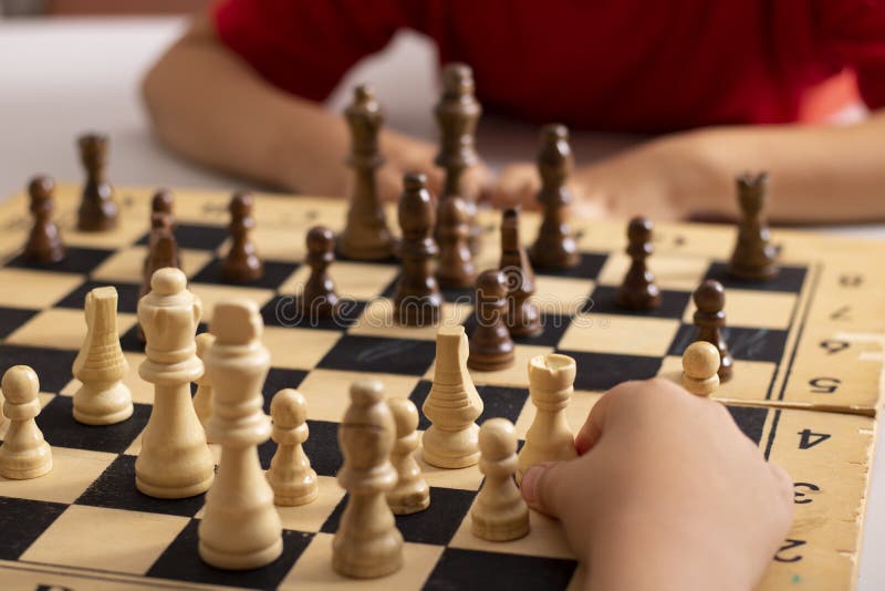 Crianças Jogando Xadrez Em Torneio De Mesa Entre Crianças Foto de Stock -  Imagem de pense, estratégia: 224951960