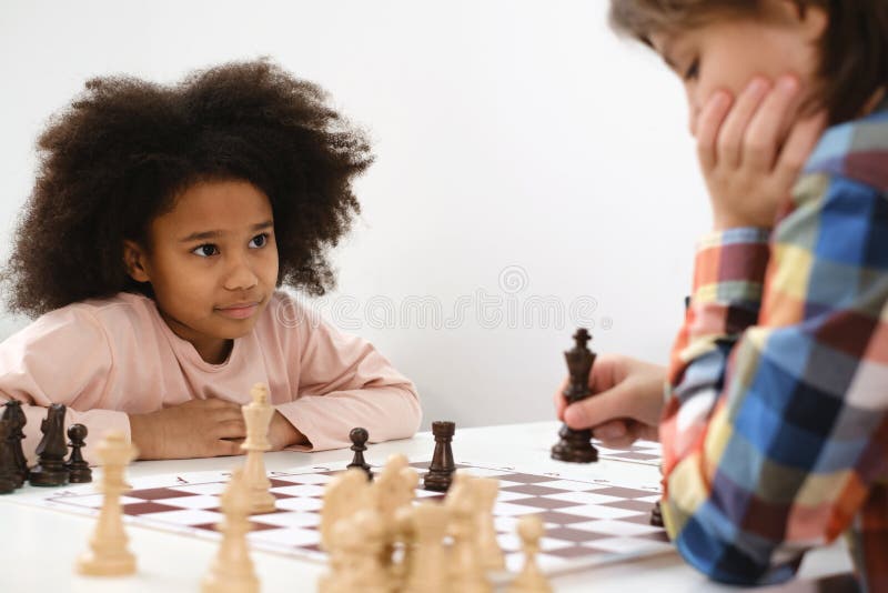 Escola De Xadrez. Criança Concentrada Jogar Xadrez. Jogo De Tabuleiro De  Jogo De Criança Na Sala De Aula. Foto Royalty Free, Gravuras, Imagens e  Banco de fotografias. Image 197477571