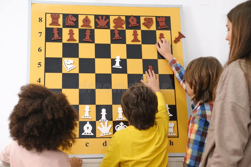 Jogo De Xadrez Para Crianças. Escola Que Joga Xadrez Na Sala De Aula. Foto  de Stock - Imagem de infância, pensador: 264718000