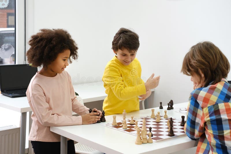 Escola De Xadrez. Xadrez Concentrado De Jogar. Miúdo Jogando Tabuleiro Na  Sala De Aula. Foto de Stock - Imagem de gênio, infância: 267501250