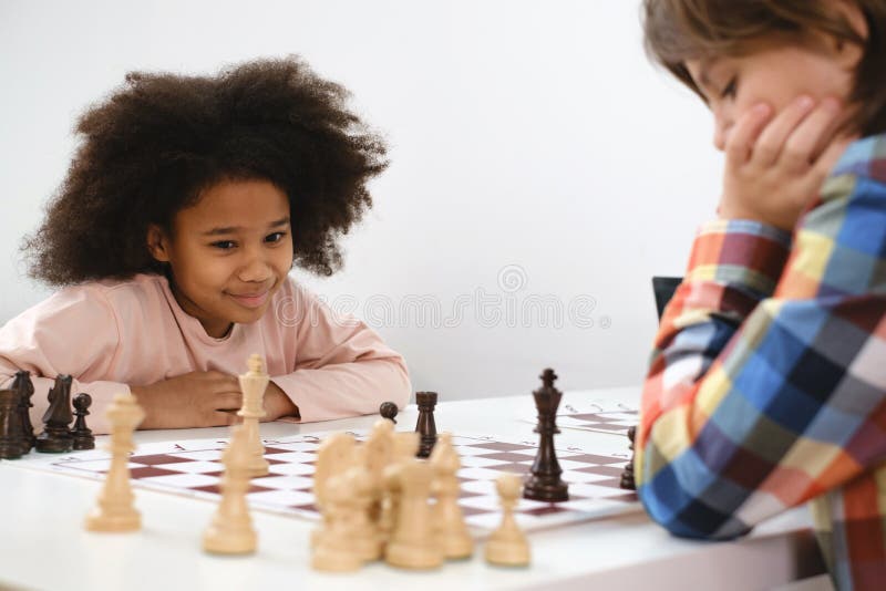 Escola De Xadrez. Criança Concentrada Jogar Xadrez. Jogo De Tabuleiro De  Jogo De Criança Na Sala De Aula. Foto Royalty Free, Gravuras, Imagens e  Banco de fotografias. Image 197477571