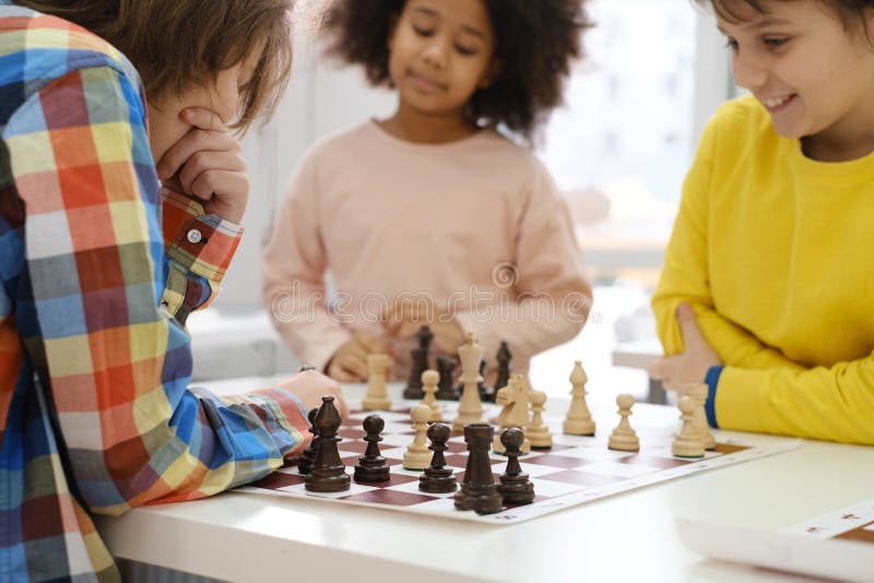 Jogo De Xadrez Para Crianças. Escola Que Joga Xadrez Na Sala De Aula. Foto  de Stock - Imagem de infância, pensador: 264718000