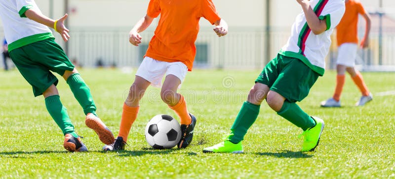 Meninos crianças jogando futebol, esporte, jogo, conjunto de