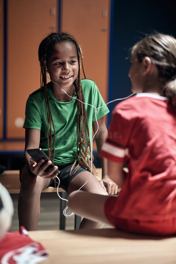 Jogador De Futebol Antes De Treinar Escutar Música Em Fonegirl Escutar  Música No Telefone Na Sala De Vestiários Foto de Stock - Imagem de  aprendizagem, jogo: 190876656