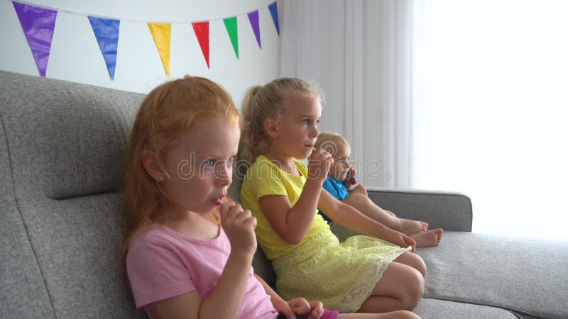 Criança Animada Comendo Pipoca Assistindo Televisão Filme Esportivo Serial  Game Online Filme De Mídia Social Imagem de Stock - Imagem de pupila,  filme: 266022755