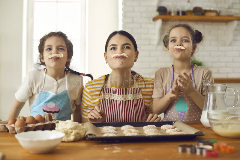 Mãe e filho na cozinha foto de stock. Imagem de vegetariano - 65173156