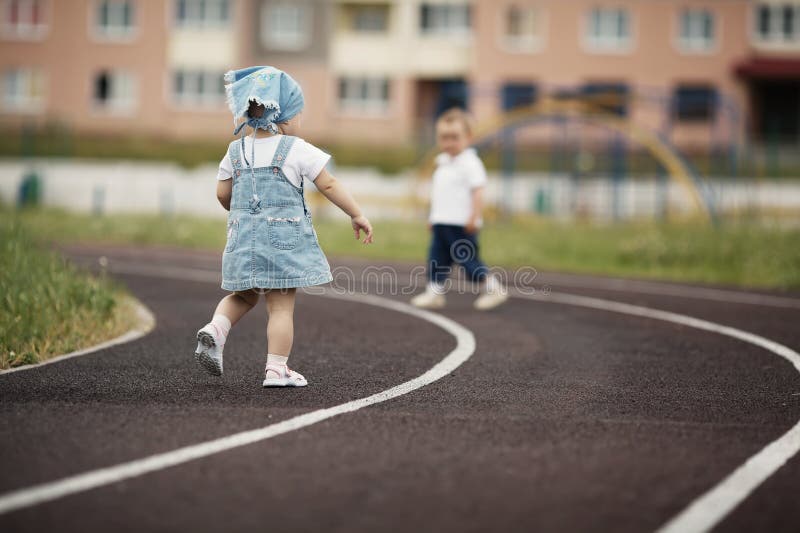 Parque Do Campo De Jogos Das Crianças Na Escola Em Tailândia (Foco No Co  Cor-de-rosa Imagem de Stock - Imagem de centro, ruptura: 86881035