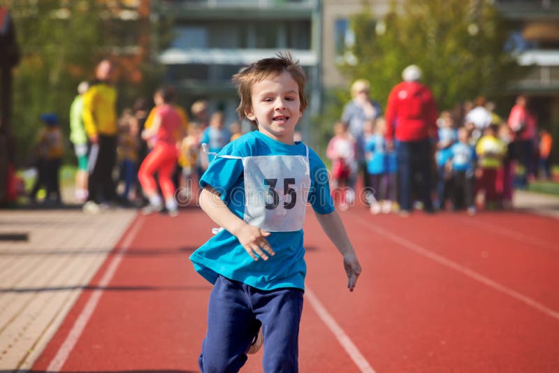 as crianças estão correndo corrida. menino compete com menina