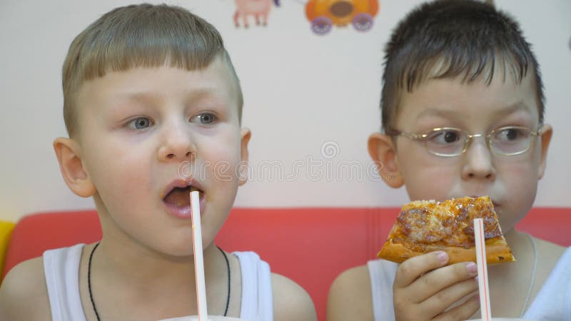 Criança Animada Comendo Pipoca Assistindo Televisão Filme Esportivo Serial  Game Online Filme De Mídia Social Imagem de Stock - Imagem de pupila,  filme: 266022755