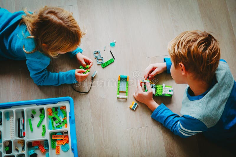 Crianças Felizes Que Constroem Robôs Na Escola Da Robótica Foto de Stock -  Imagem de povos, elementar: 84421408