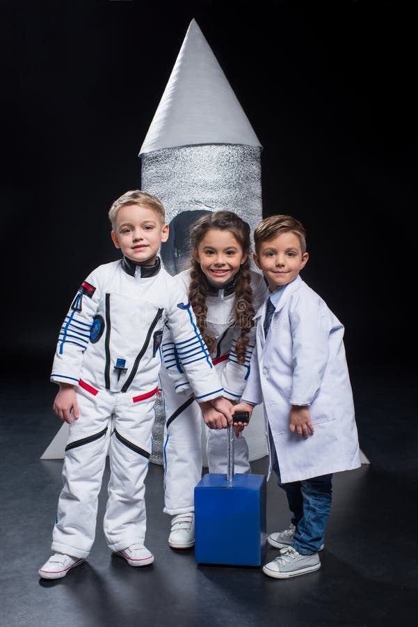 Astronautas Jogando Xadrez Em Ternos Espaciais No Capsule Hotel Foto de  Stock - Imagem de tecnologia, fantasia: 251936828