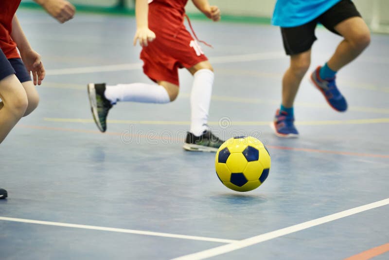 Salão de esportes de futebol interior. Jogador de futebol futsal, bola,  futsal. Fundo desportivo. Liga de Futsal Juvenil. Jogadores de futebol  interior com bola de futebol clássico . fotos, imagens de ©