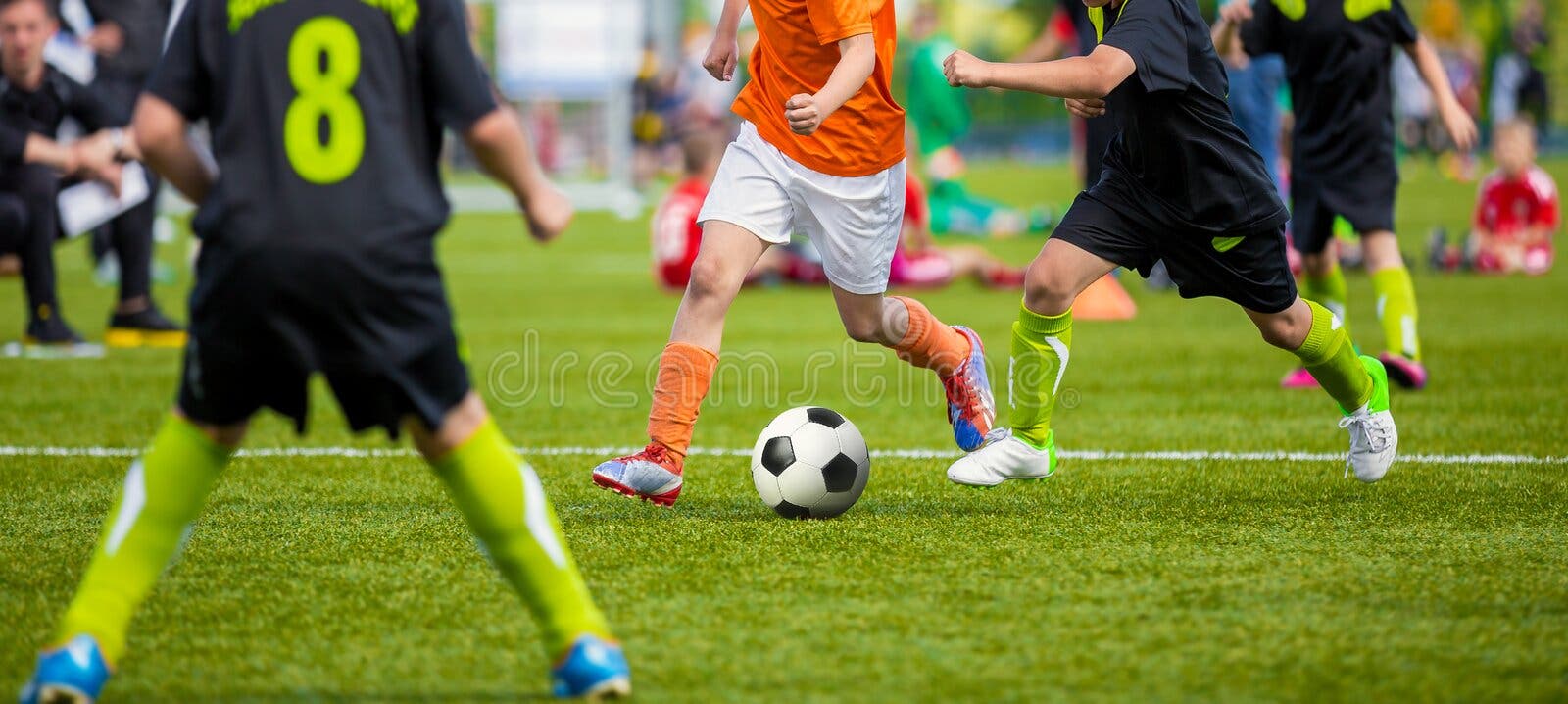 Dois jogadores de futebol masculino, bola driblando no estádio durante o  jogo de esporte no fundo do céu escuro. fotos, imagens de ©  vova130555@gmail.com #480717430