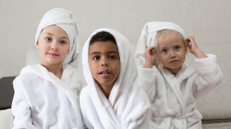 Dois Amigos De Meninas Olham Em Um Grande Espelho Imagem de Stock - Imagem  de amizade, preto: 137028347