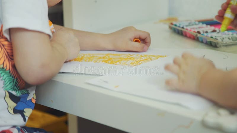 Menina bonitinha pintando com caneta de feltro em casa jogos criativos para  crianças ficar em casa entretenimento