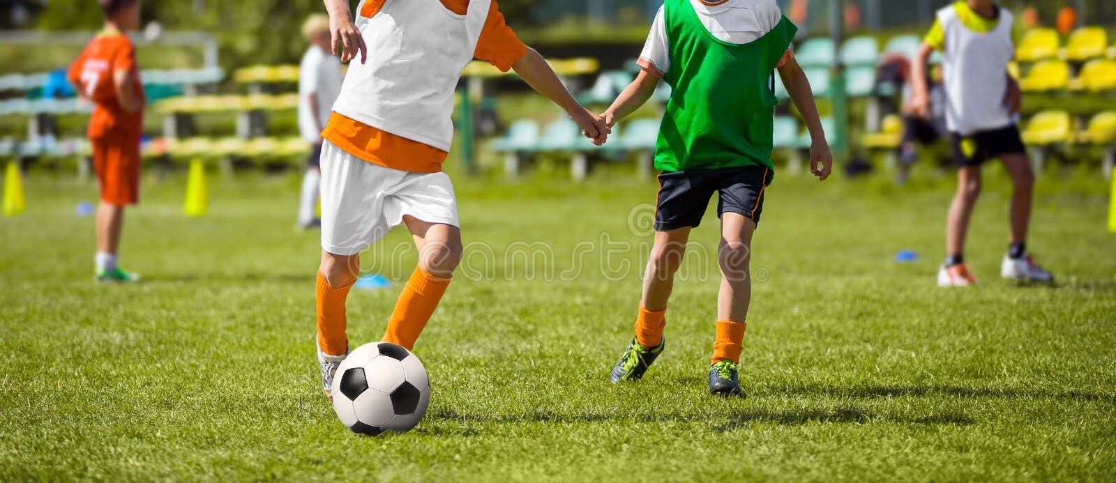 Grupo Jogadores Futebol Infantil Caminhando Campo Antes Jogo Duas Equipes  fotos, imagens de © matimix #471377040