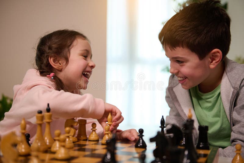 Jogo de xadrez menina jogando xadrez mão de criança faz um