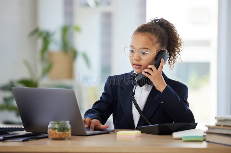 Brincalhão feliz e meninas fingindo ser pessoas de negócios se