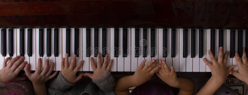 Criança asiática aprendendo a tocar piano online em casa