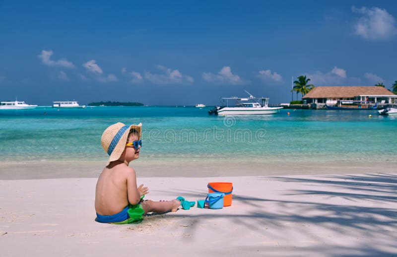 Crian?a da crian?a de tr?s anos que joga na praia imagens de stock royalty free Crian?a da crian?a de tr?s anos que joga na praia imagens de stock royalty free