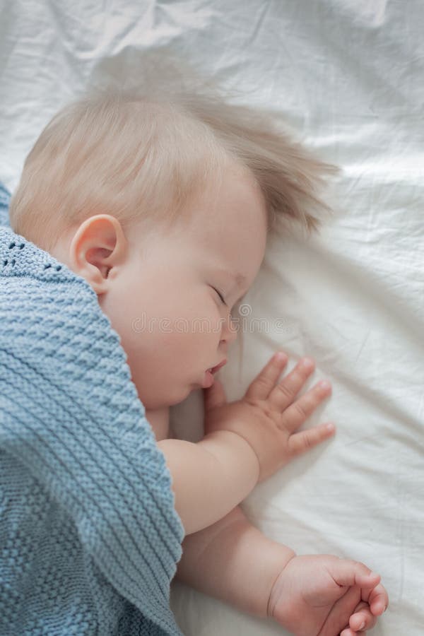 A criança adormeceu deitada de lado, vista de cima, bebé a dormir imagens de stock royalty free