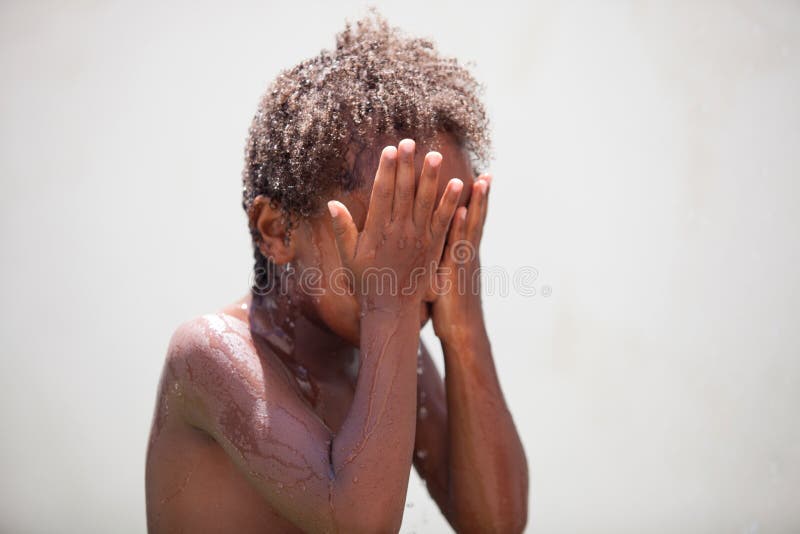 Criança africana que limpa sua cara fora da associação foto de stock Criança africana que limpa sua cara fora da associação foto de stock