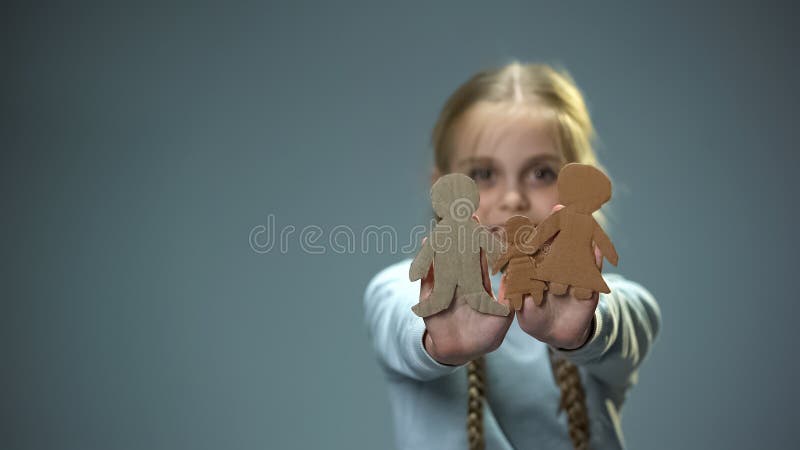 Crian?a alegre que mostra a fam?lia do papel na c?mera, pais encontrando ?rf?os e casa fotos de stock Crian?a alegre que mostra a fam?lia do papel na c?mera, pais encontrando ?rf?os e casa fotos de stock