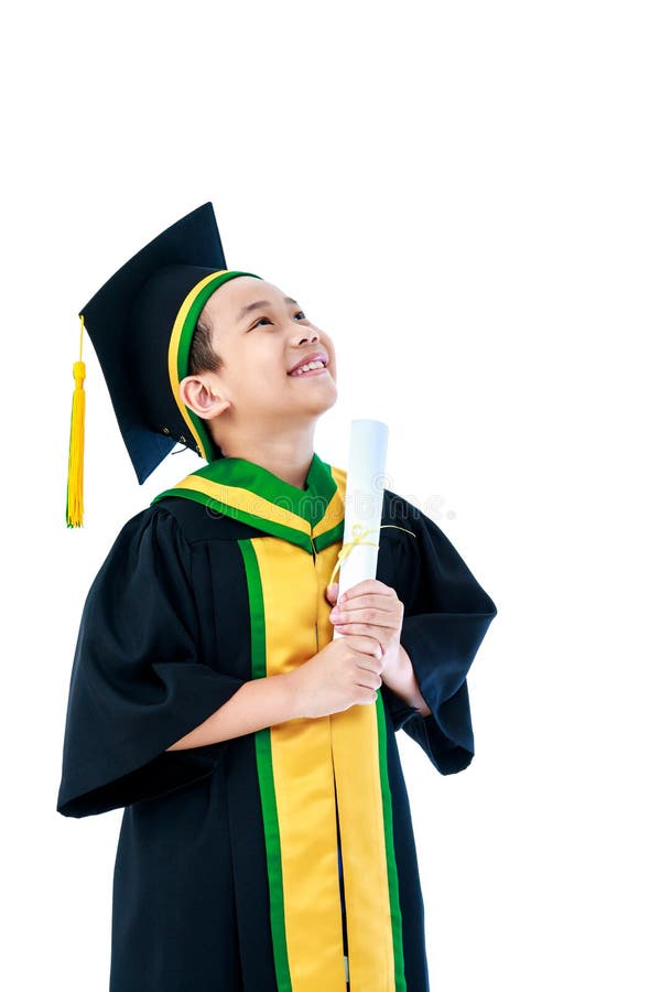 Criança asiática no sorriso do vestido da graduação e no certificado do diploma fotografia de stock Criança asiática no sorriso do vestido da graduação e no certificado do diploma fotografia de stock