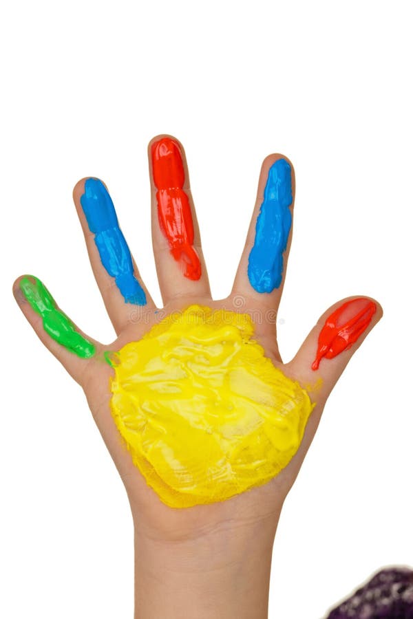 A criança com dedo pinta cores