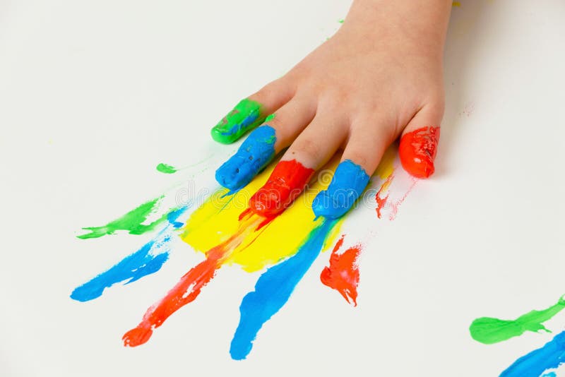 A criança com dedo pinta cores