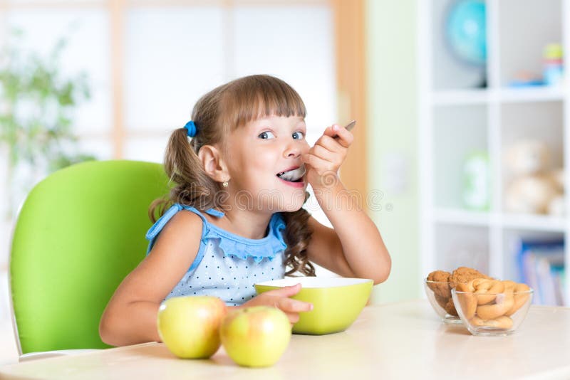 A Criança Come O Café Da Manhã Saboroso Imagem de Stock Imagem de
