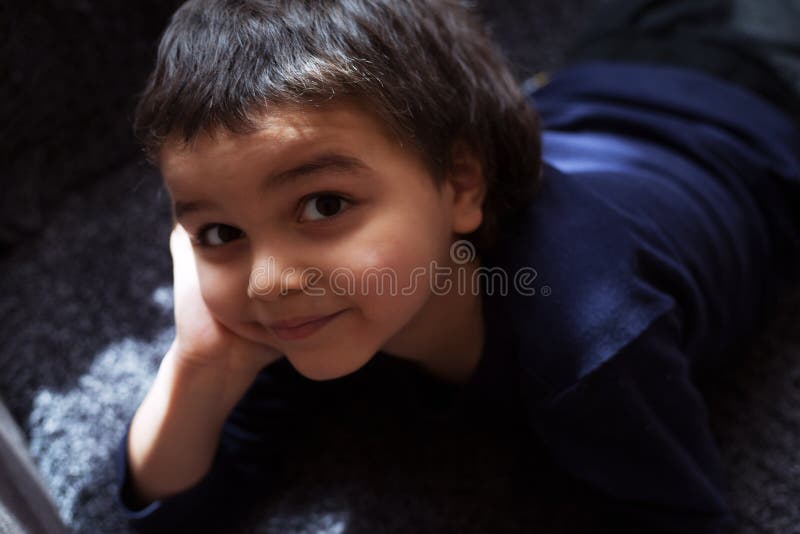 Criança da cara do retrato da criança do rapaz pequeno fotografia de stock Criança da cara do retrato da criança do rapaz pequeno fotografia de stock