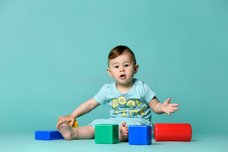 Criança da criança do rapaz pequeno que joga com brinquedos do bloco foto de stock royalty free Criança da criança do rapaz pequeno que joga com brinquedos do bloco foto de stock royalty free