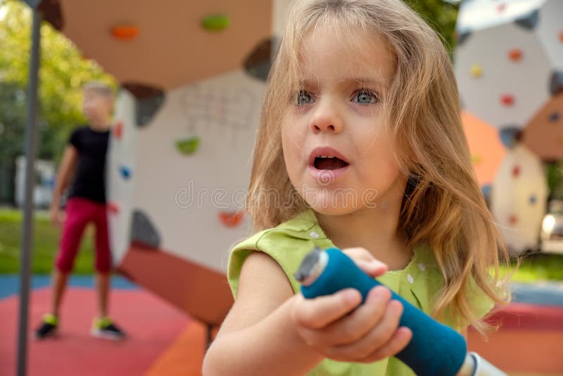Criança da menina da virada que grita no parque Parenting, psicologia de criança imagem de stock royalty free Criança da menina da virada que grita no parque Parenting, psicologia de criança imagem de stock royalty free