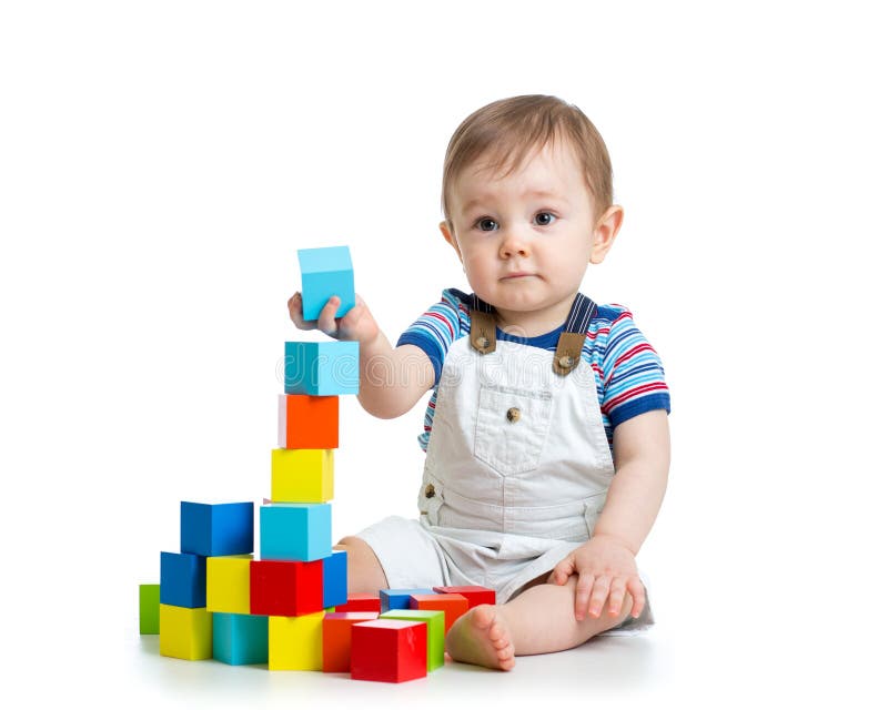 Criança do bebê que joga brinquedos do bloco de apartamentos imagens de stock Criança do bebê que joga brinquedos do bloco de apartamentos imagens de stock