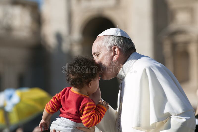 Criança do beijo do papa Francis