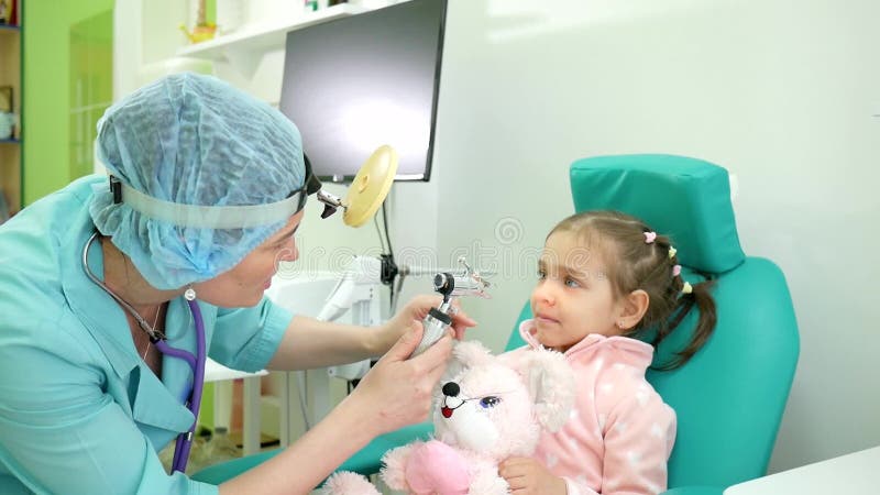 Criança do exame médico, prevenção da saúde, consulta do doutor OTORRINOLARINGOLÓGICO, otoscopia, otolaryngologist do conselho na