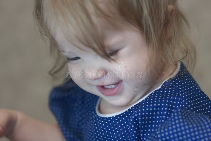 Criança do sorriso princesa pequena em um vestido azul fotos de stock Criança do sorriso princesa pequena em um vestido azul fotos de stock