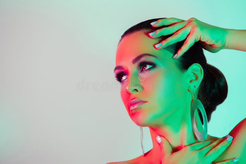 Criança e Bela Mulher sob a luz neon fotos de stock royalty free Criança e Bela Mulher sob a luz neon fotos de stock royalty free