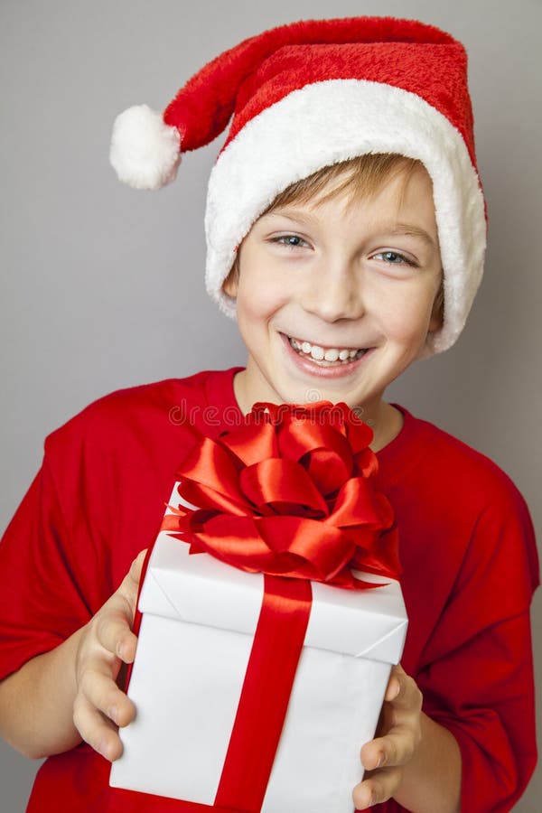 Criança engraçada de sorriso no chapéu do vermelho de Santa fotografia de stock Criança engraçada de sorriso no chapéu do vermelho de Santa fotografia de stock