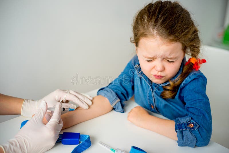 A criança está receosa da vacinação imagem de stock A criança está receosa da vacinação imagem de stock