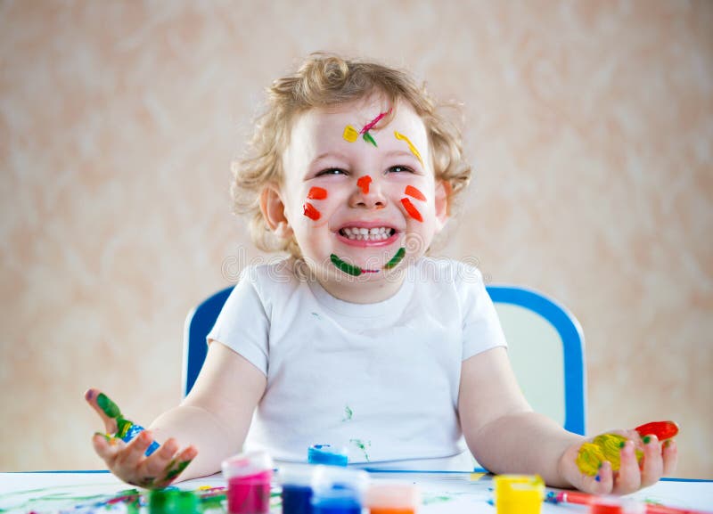 Criança feliz com mãos pintadas foto de stock royalty free Criança feliz com mãos pintadas foto de stock royalty free
