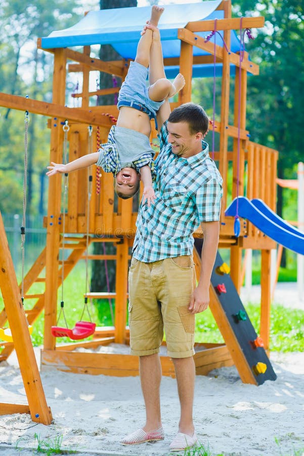 Criança feliz e pai que têm o divertimento Criança com jogo do paizinho fotos de stock Criança feliz e pai que têm o divertimento Criança com jogo do paizinho fotos de stock