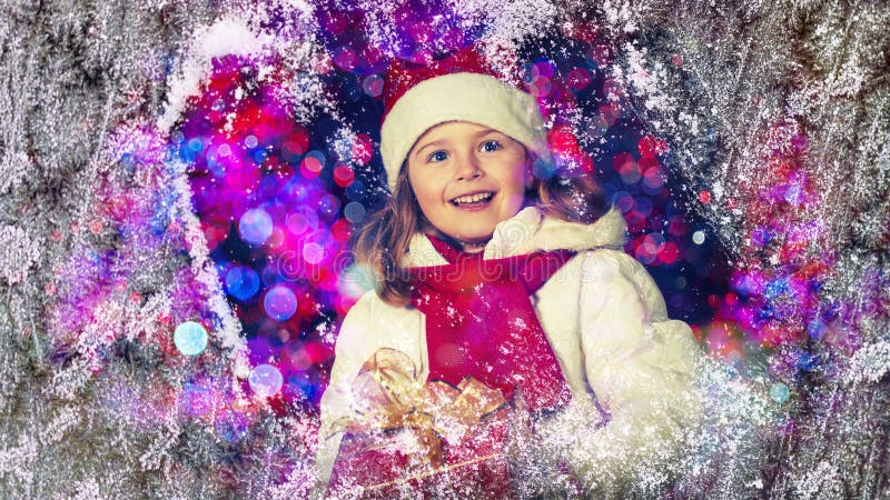 Criança feliz no tempo do Natal Criança engraçada que joga no xmas exterior imagem de stock royalty free Criança feliz no tempo do Natal Criança engraçada que joga no xmas exterior imagem de stock royalty free