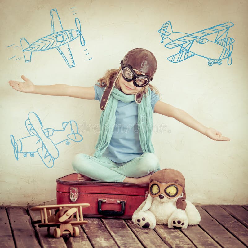 Criança feliz a brincar com um avião de brinquedo fotografia de stock