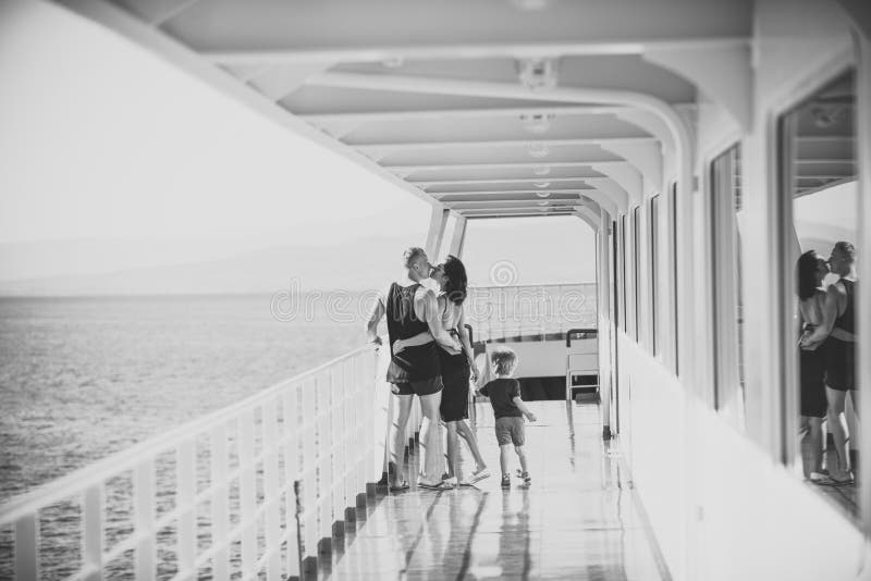 Criança feliz que tem o divertimento Família que viaja no navio de cruzeiros no dia ensolarado Família e conceito do amor Pai, mã fotografia de stock royalty free Criança feliz que tem o divertimento Família que viaja no navio de cruzeiros no dia ensolarado Família e conceito do amor Pai, mã fotografia de stock royalty free