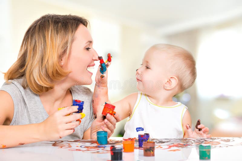 A criança feliz tira na cara de sua mãe. fotos de stock A criança feliz tira na cara de sua mãe. fotos de stock